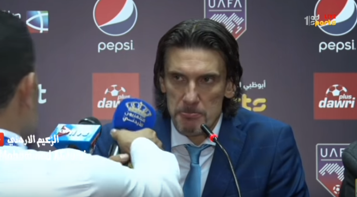 بالفيديو .. .صحفي مصري ينتزع “مايك”