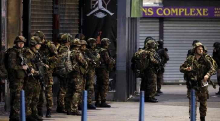 مركبة تصدم جنودا فرنسيين في باريس