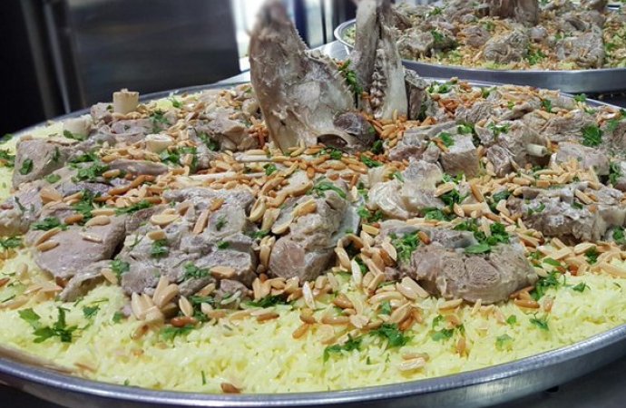 «المنسف» يتصدر أهم المأكولات في الشرق