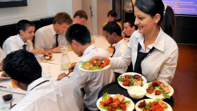 10 تصرفات تزعج النادل.. لا تقوموا