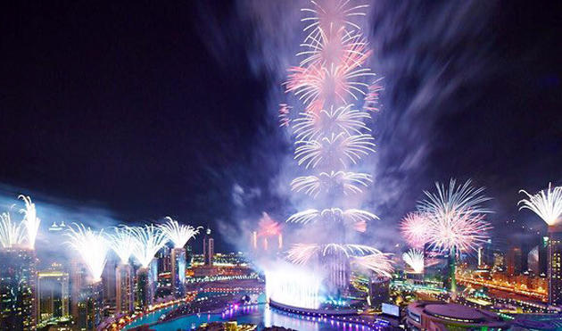 دبي تحتفل بالعام الجديد بألعاب نارية