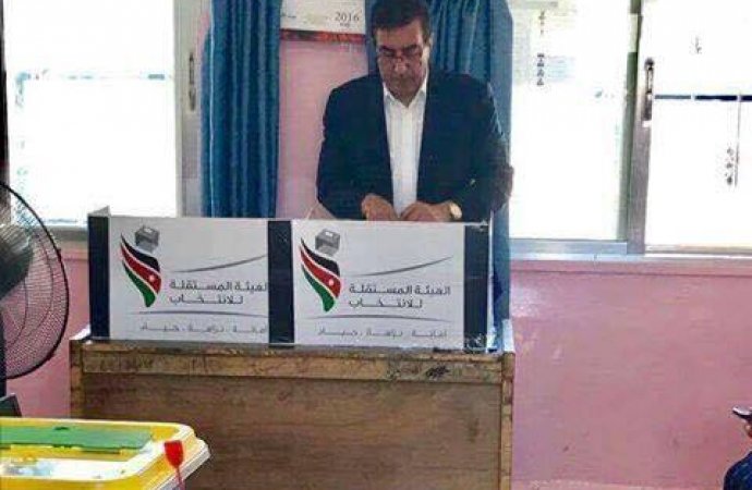 الطراونة يدلي بصوته في بلدية مؤاب