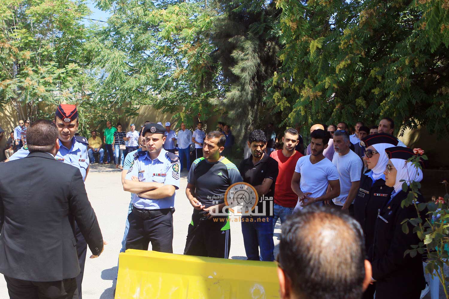 وزير يصطف على «الدور».. (فيديو)