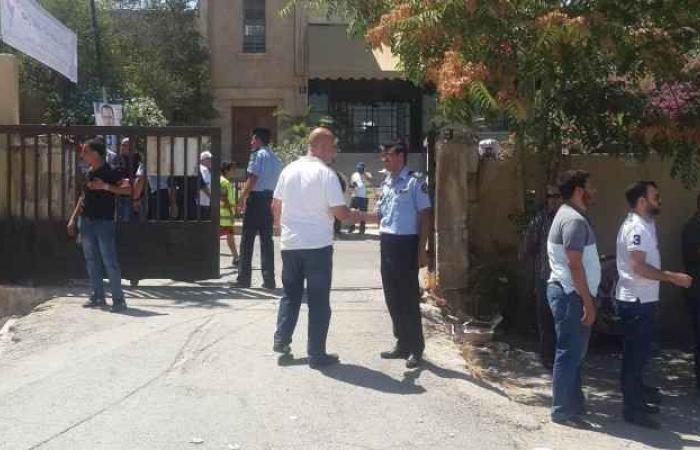 أنصار مرشح يغلقون مركز اقتراع في