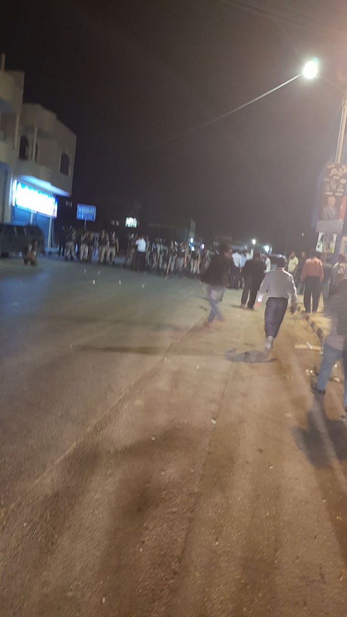 مشاجرة بين انصار مرشحين امام مبنى