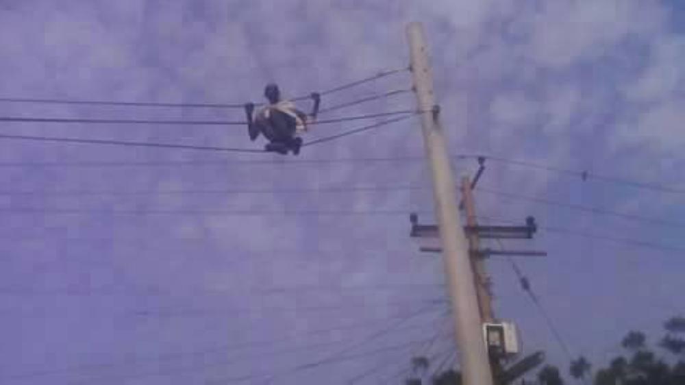 بالفيديو.. محاولة انتحار سوداني تثير السخرية