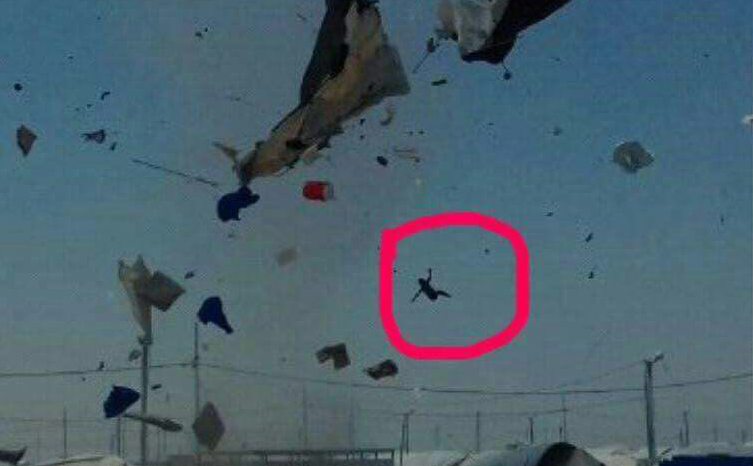 شاهد.. عاصفة مرعبة تجتاح مخيما للاجئين