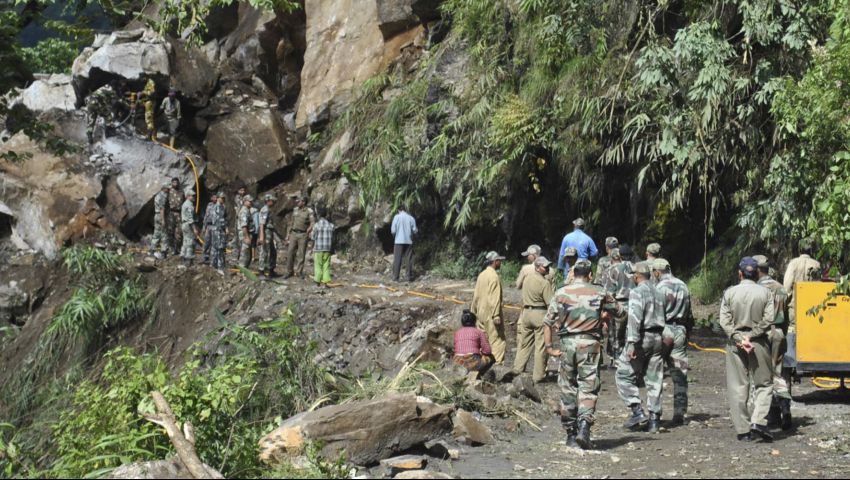 مواجهات بالحجارة بين اثنين من أكبر