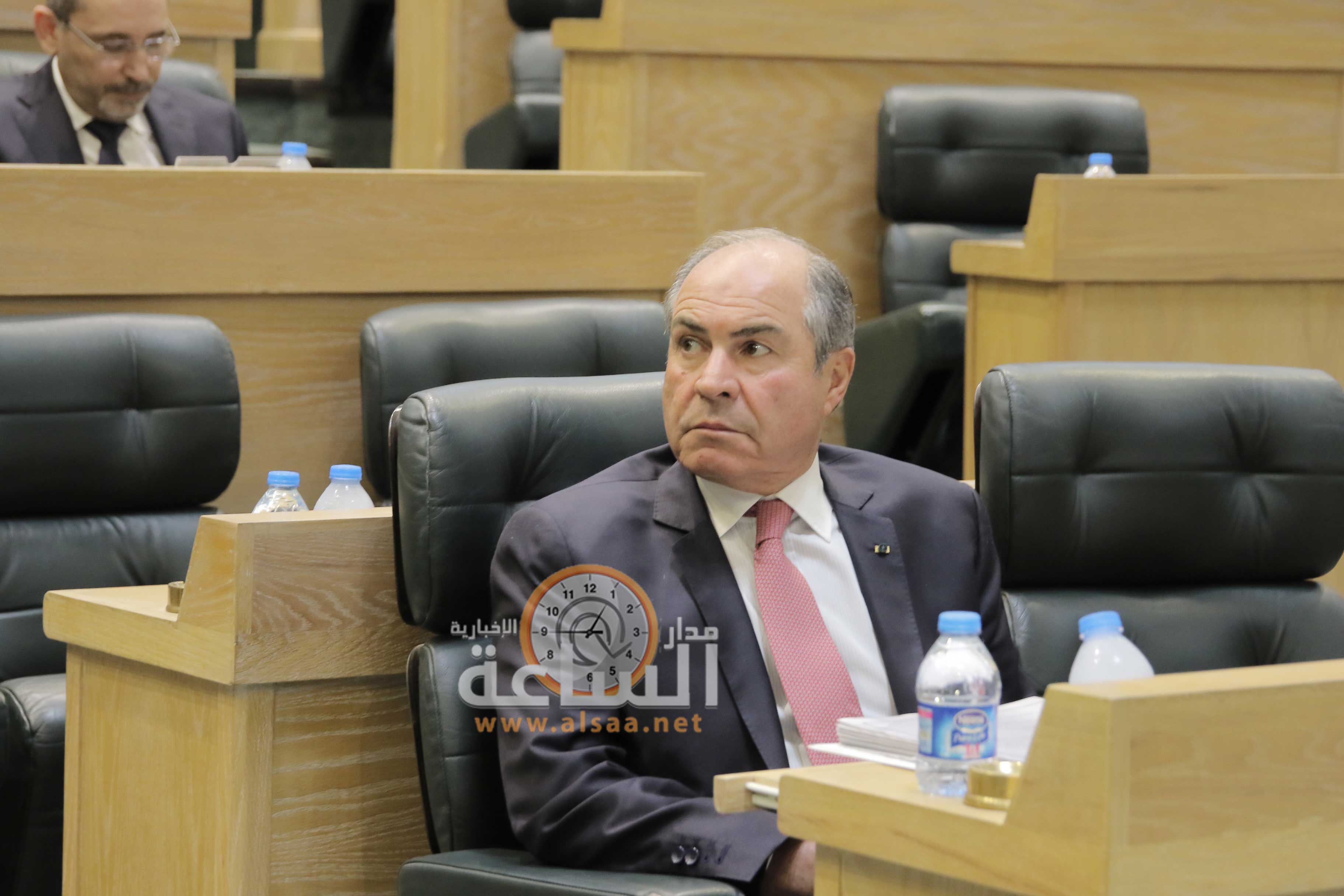 الإطاحة بمدير عام دائرة العطاءات الحكومية..