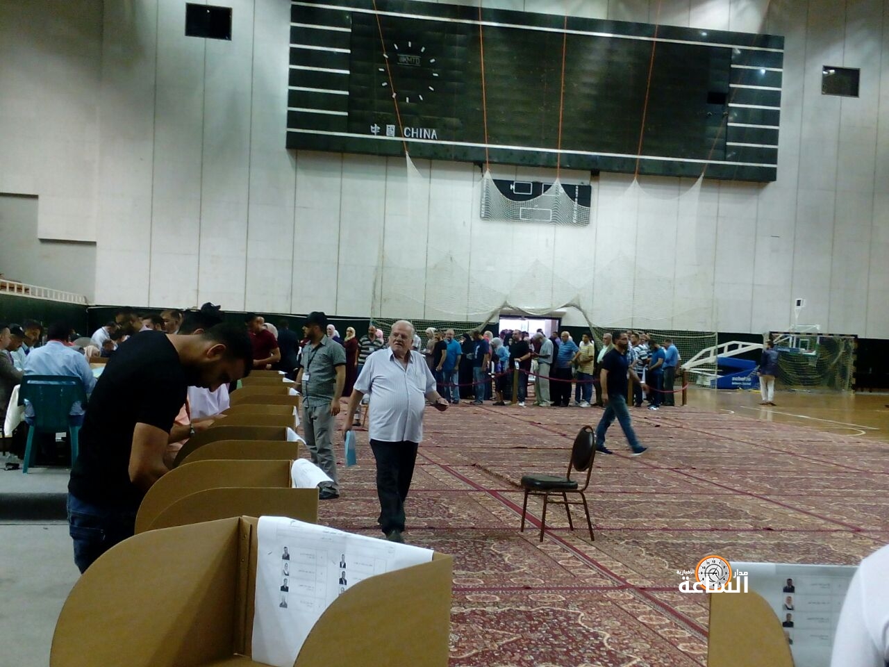 محتجون أمام مبنى محافظة إربد يشككون