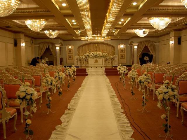 «كرت زفاف» لصحفي أردني