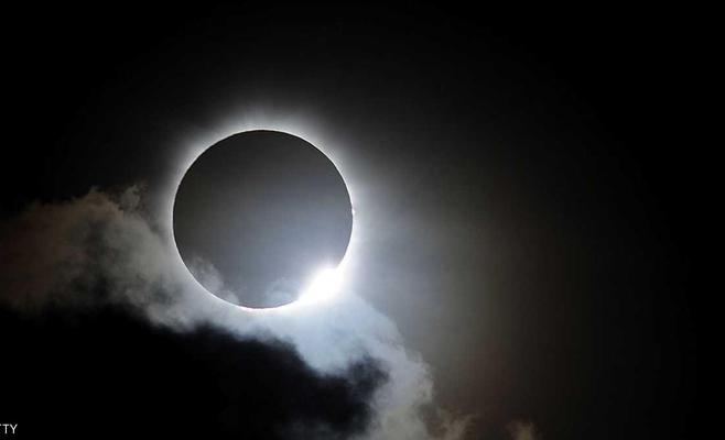 الملايين في انتظار ظاهرة تحدث (مرة