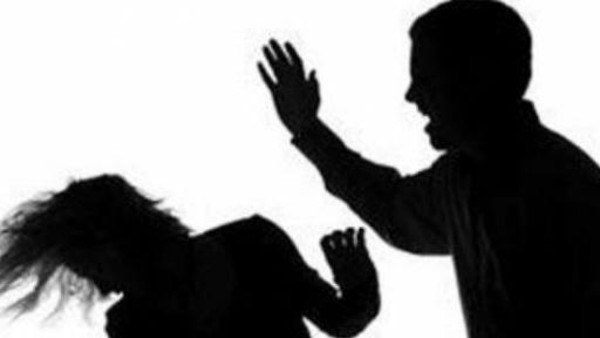 زوجة مصرية تشعل مواقع التواصل بقائمة