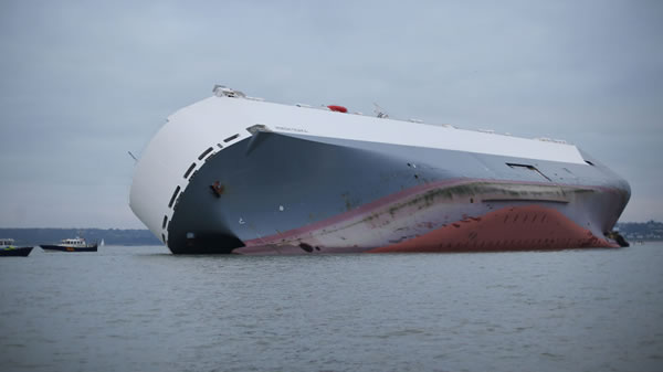 غرق سفينة عراقية بالخليج العربي وانتشال