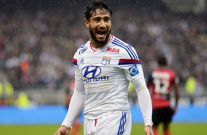 هدف استثنائي من وسط الملعب لجزائري