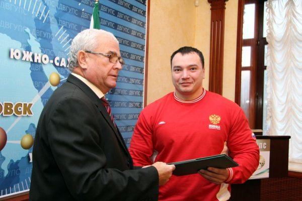 مصرع بطل العالم لرفع الأثقال بالضربة