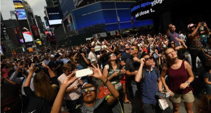 سيارة تدهس حشدا كان يشاهد كسوف