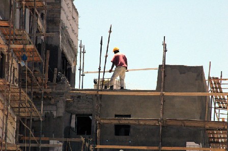 سقوط عامل مصري عن بناية قيد