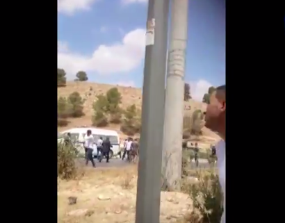 بالفيديو: التهجم على رجال أمن على