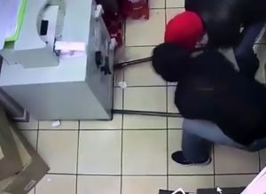 لصوص أغبياء.. سيدهشك ما فعلوه خلال