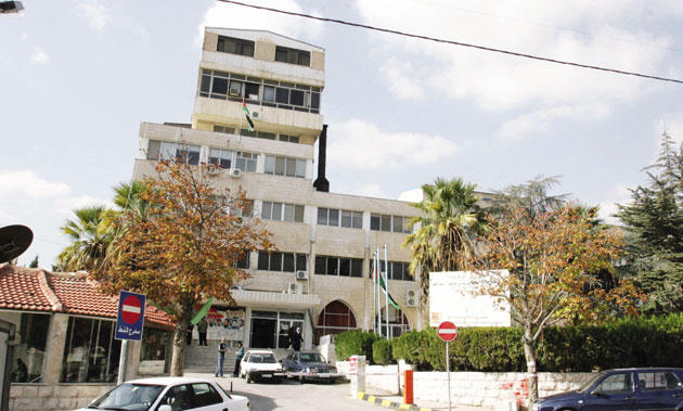 النقابات الصحية: (لوبيات) حكومية تتلاعب بالقطاع