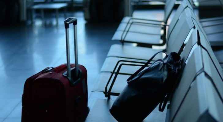 أردني غاضب (يقلب الطاولة) على موظفة