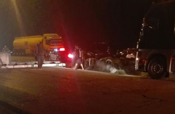 وفاة شخص بتدهور شاحنة على الطريق