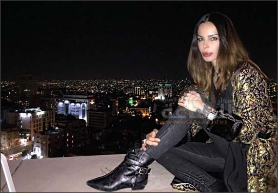 عارضة الأزياء الإيطالية نينا مورس تهاجم