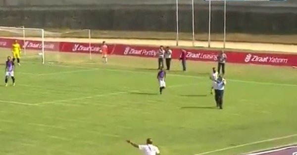 بالفيديو.. .شرطي يدخل ملعب كرة قدم