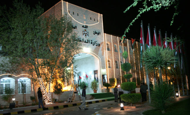 وزير الداخلية يدعو مجالس المحافظات للانعقاد