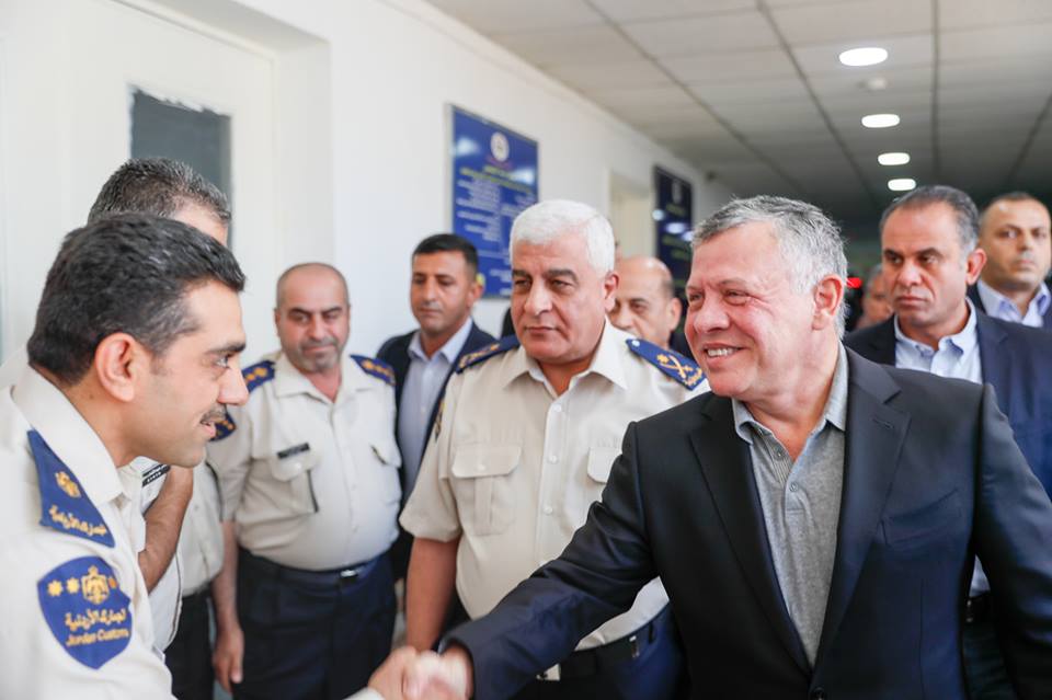 الملك يفاجئ مركز جمرك عمان (صور)