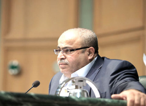 عطية يسأل حول أسباب إغلاق كليات