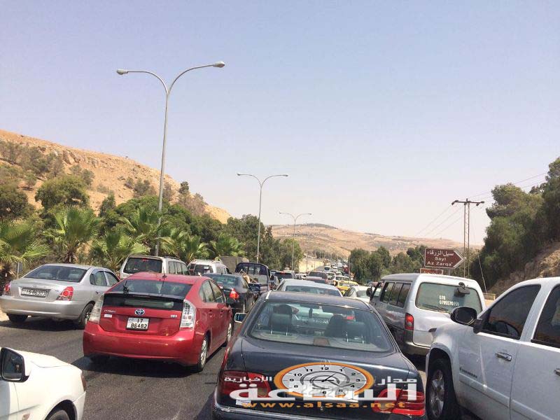 تكدس مئات السيارات على طريق جرش..