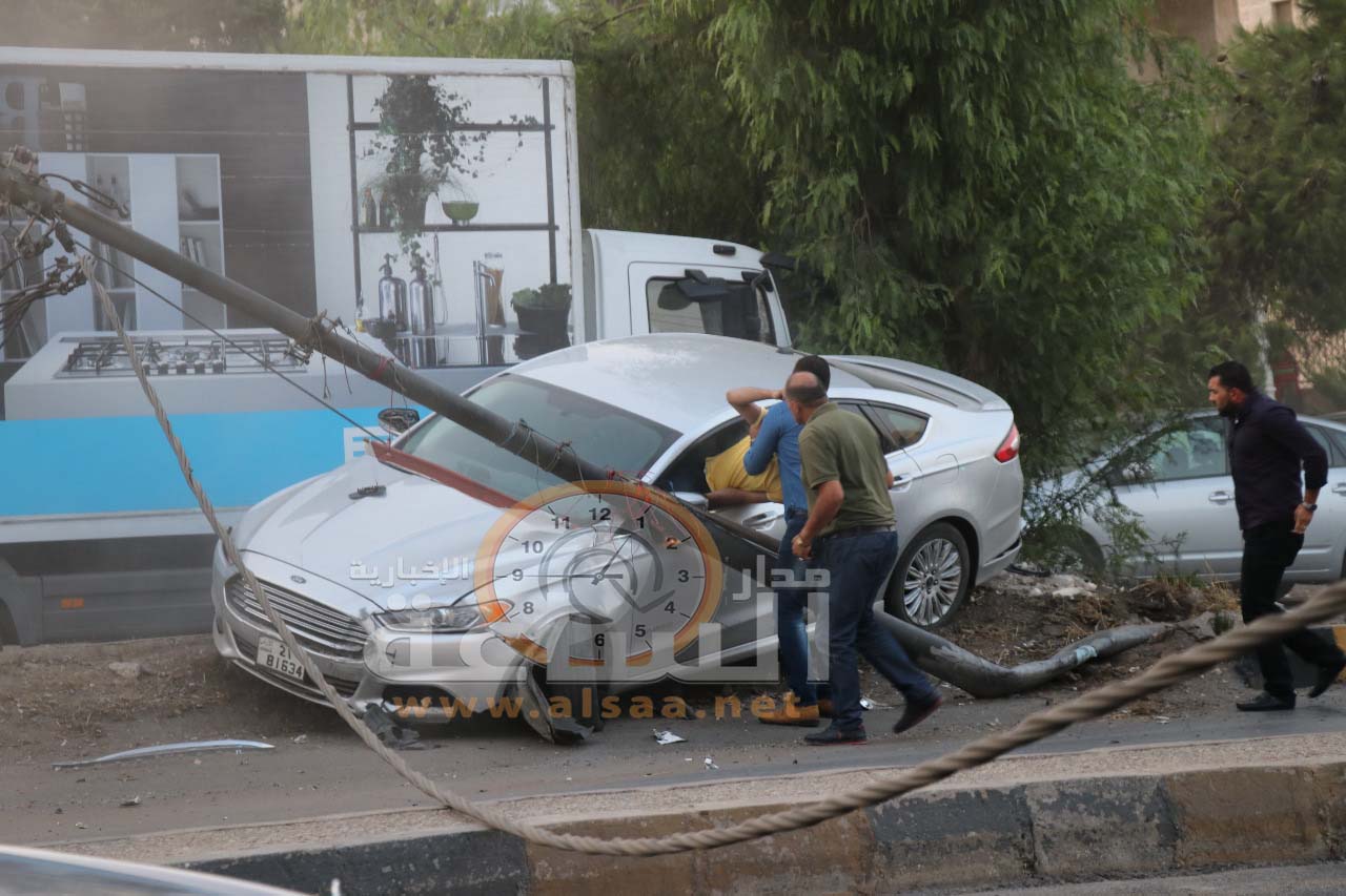 مواطنون ينقذون سائقا اصطدم بـ عامود