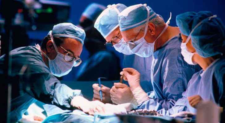 فرنسا.. جراحون يعيدون وصل ذراعي امرأة