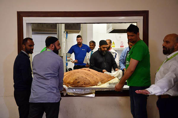 مسجد يعد أكبر فطيرة بالعالم لتوزيعها