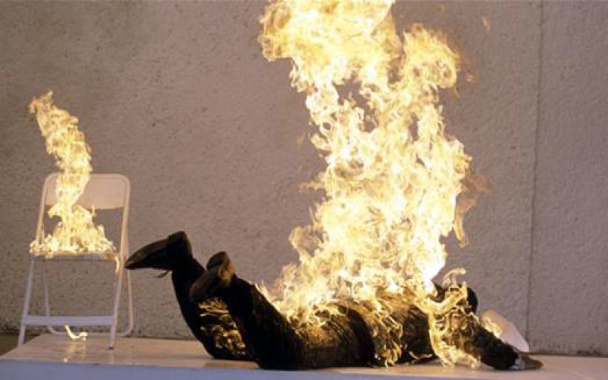 3 أشخاص يحاولون الانتحار بحرق أنفسهم