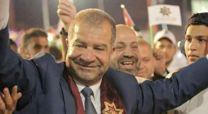 علي أبو السكر يعد سكان الزرقاء