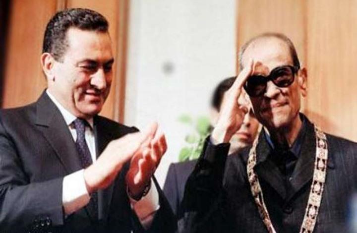 مبارك كرّم نجيب محفوظ بقلادة مغشوشة