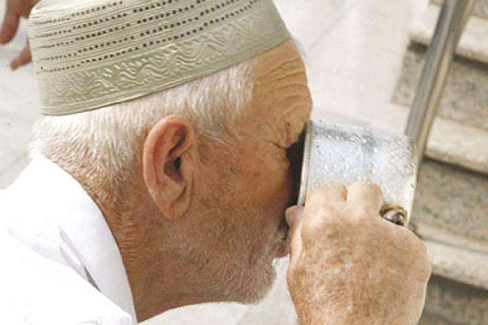 ماء زمزم.. سيدة الحياة أنقى مياه