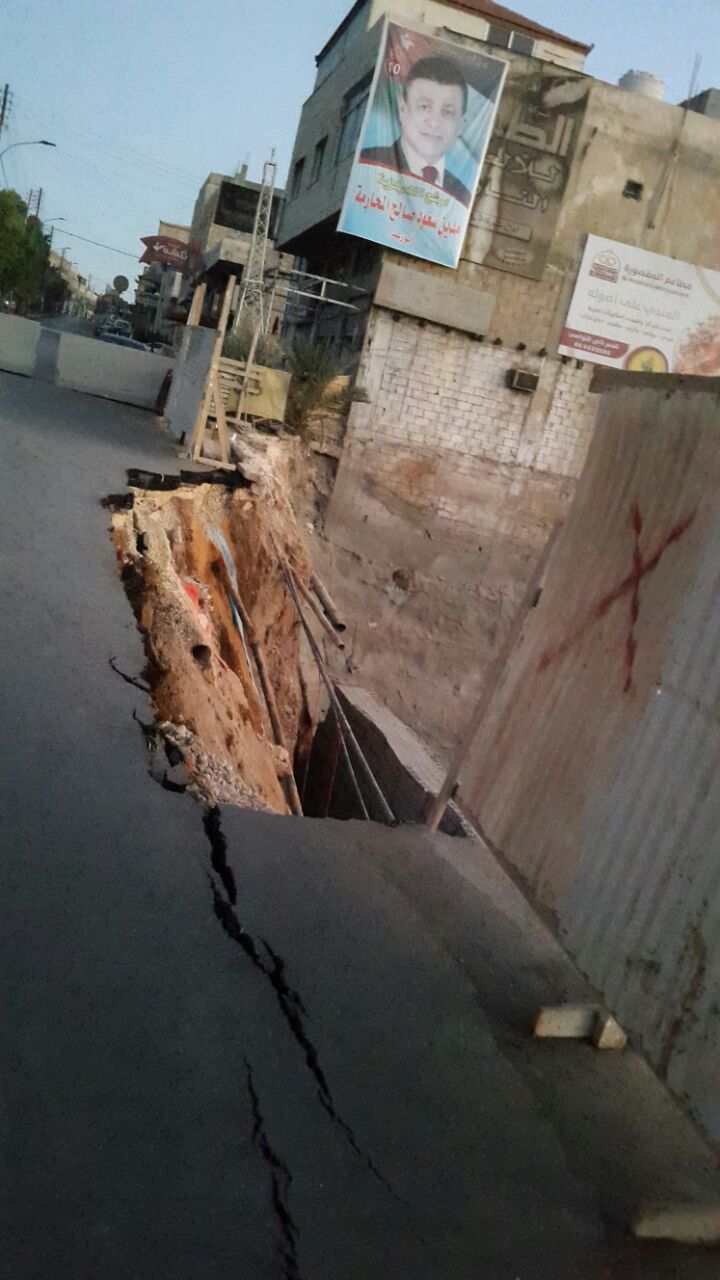 بالصور.. انهيار جزئي بشارع سحاب