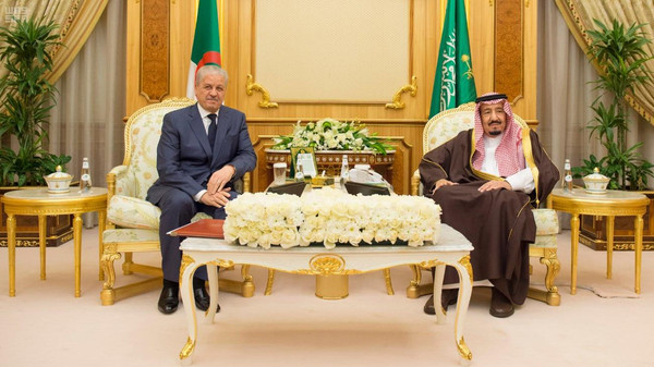 خادم الحرمين الشريفين يتسلم رسالتين من