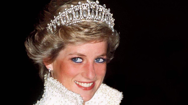 بالصور.. الأميرة ديانا أيقونة للموضة رغم