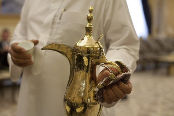 الصحة تدعو الأردنيين للاكتفاء بالمصافحة في