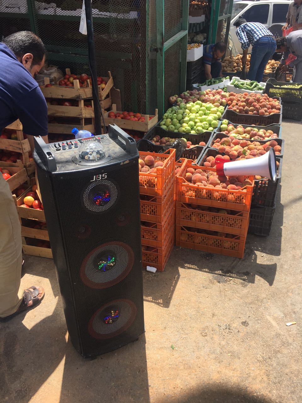 مكبرات الصوت امام محال الخضار تزعج