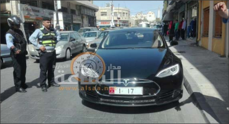 وزيرة الاتصالات تغلق شارعا رئيسيا في