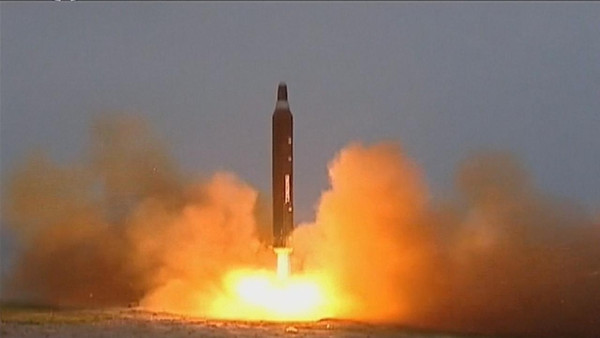 كوريا الشمالية تفاجئ العالم بتجربة صاروخية..