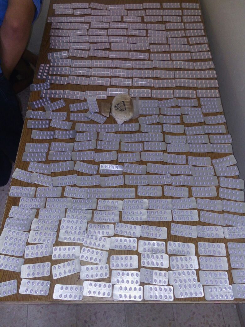 الأمن يداهم منزل أحد تجار المخدرات