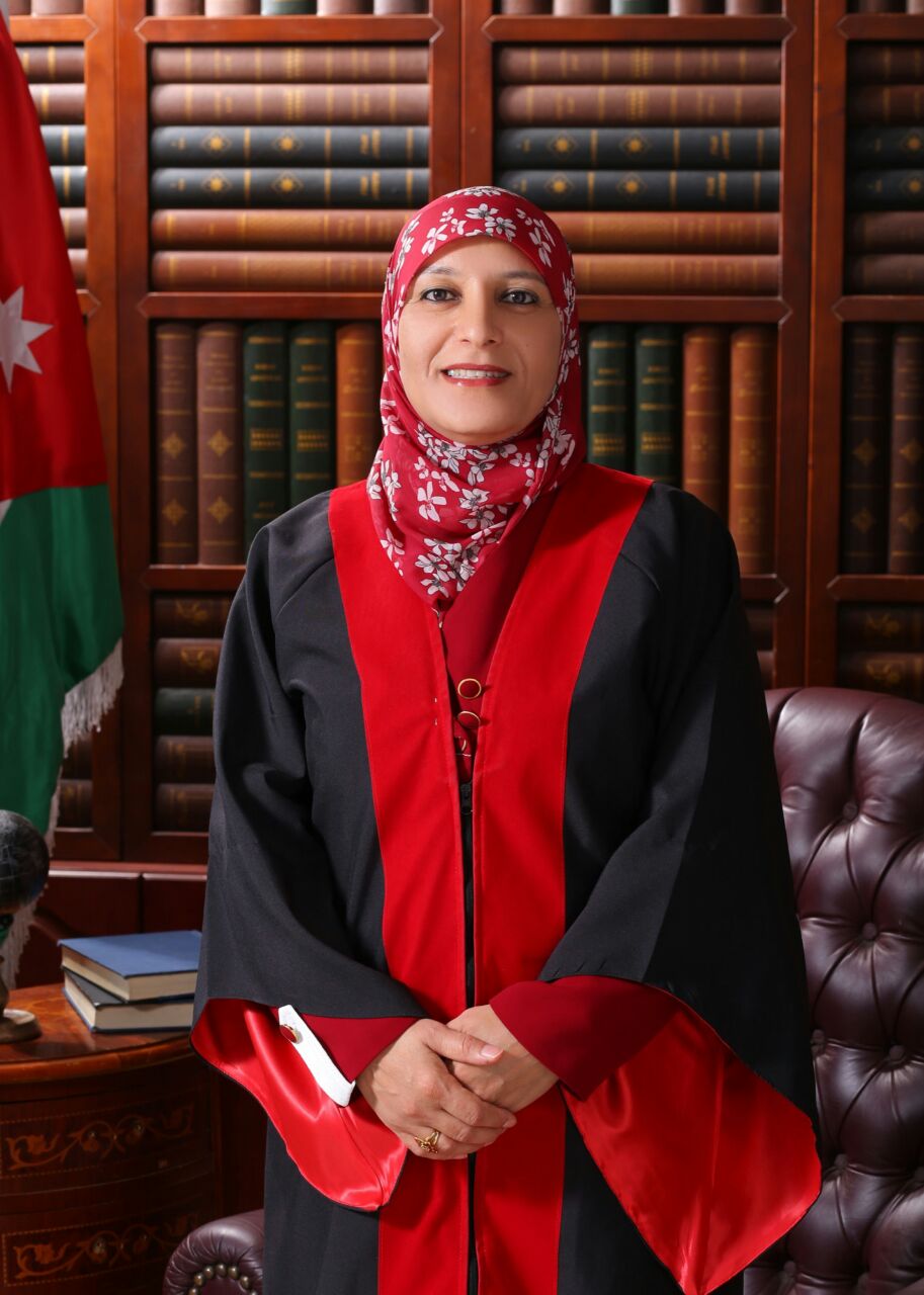 حنين المنصور.. مبروك الماجستير في القانون