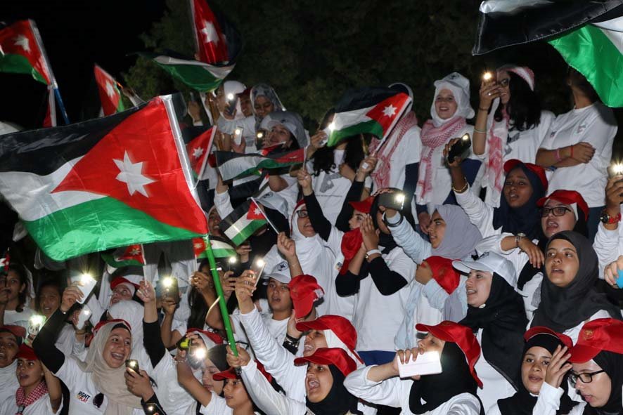 العكور يكرم الطلبة المشاركين في برنامج